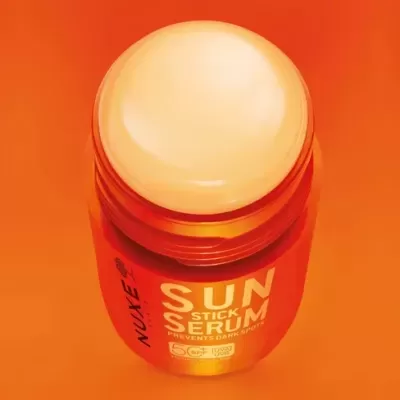 Frasco laranja de stick serum para proteção solar aberto