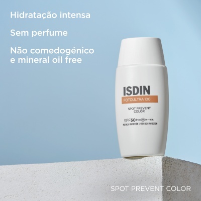 Frasco branco de protetor solar ISDIN com texto em português sobre fundo azul e superfície cinzenta.
