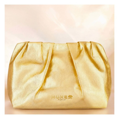 Bolsa de mão dourada com o texto NUXE PARIS no centro