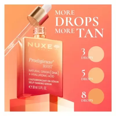 Frasco de sérum autobronzeador NUXE Prodigieuse Boost em fundo laranja