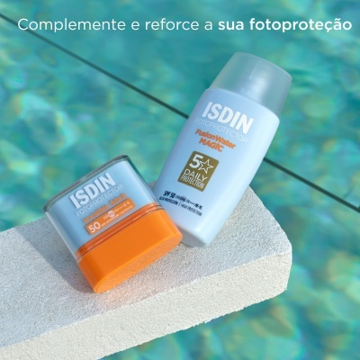 Dois produtos ISDIN para fotoproteção sobre superfície branca junto à piscina