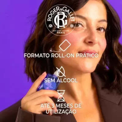 Mulher com desodorizante roll-on Roger & Gallet azul e texto informativo em fundo roxo