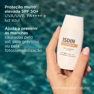 Embalagem branca de filtro solar ISDIN FOTOPROTECTOR 100 em mão com fundo azul desfocado