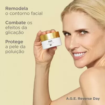 Mulher segurando creme facial ISDIN A.G.E Reverse Day com fundo bege e texto em português
