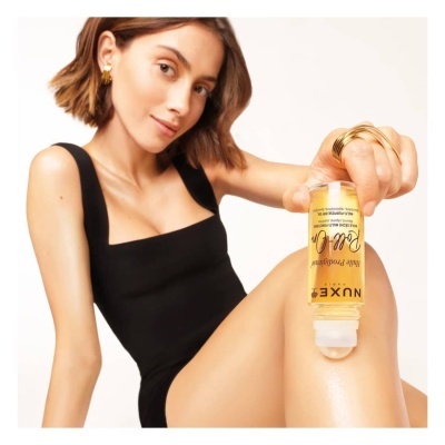 Mulher aplica desodorizante NUXE roll-on na perna