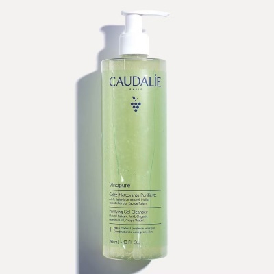 Frasco transparente de gel verde com dispensador branco CAUDALIE Vinopure em fundo branco
