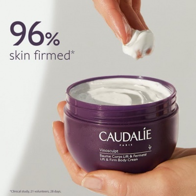 Creme corporal Caudalie Vinosculpt numa embalagem roxa com creme branco sendo aplicado