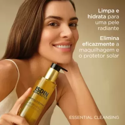 Mulher a segurar frasco dourado de ISDIN Cleansing e texto em português