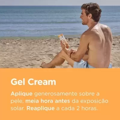 Homem na praia a aplicar gel cream na pele com o mar ao fundo