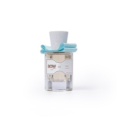 Frasco de vidro com tampa branca e laço azul com etiqueta BOW Baby