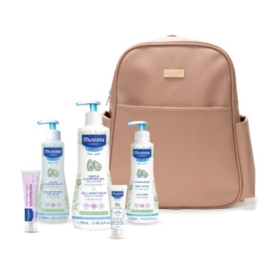 Mochila castanha clara com cinco produtos Mustela de cuidados pessoais