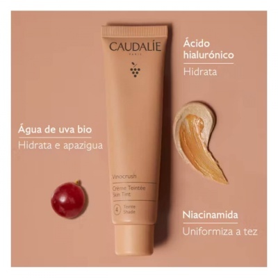 Embalagem de creme tonalizante CAUDALÍE Vinocrush com amostra de textura e uva.