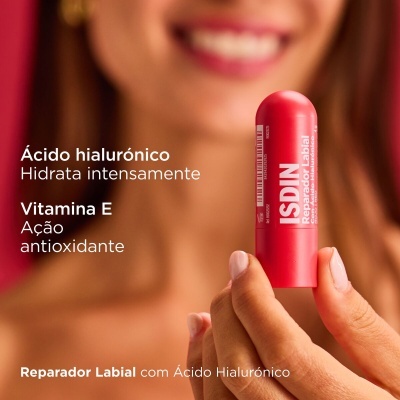 Batom vermelho ISDIN reparador labial com texto ao lado em português