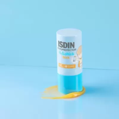 Protetor solar ISDIN Fotoprotector Pediatrics Skin em embalagem branca e azul