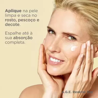 Mulher loira a aplicar creme no rosto com texto instrutivo ao lado em fundo bege