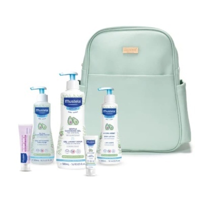 Produtos Mustela com frascos azuis e brancos e mochila verde-água