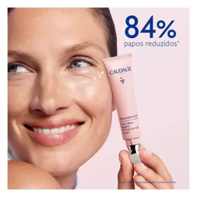 Mulher a aplicar gel para olhos Caudalie com texto 84% papos reduzidos