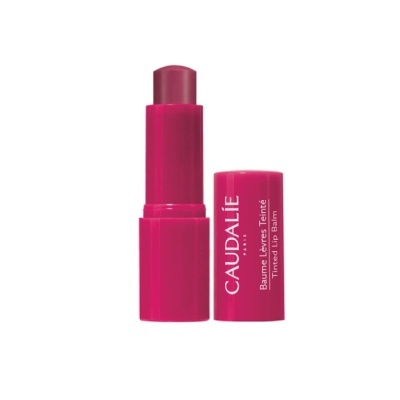 Bálsamo labial cor-de-rosa Caudalie aberto com tampa ao lado