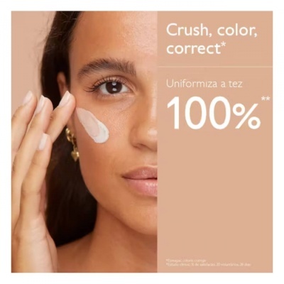 Mulher aplicada creme no rosto com texto promocional ao lado