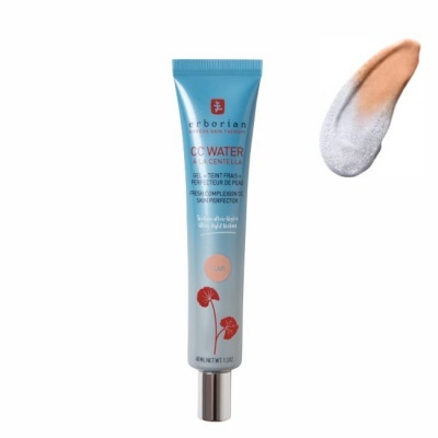 Tubo azul claro de creme Erborian CC Water Centelle com tampa metálica e amostra da cor do produto