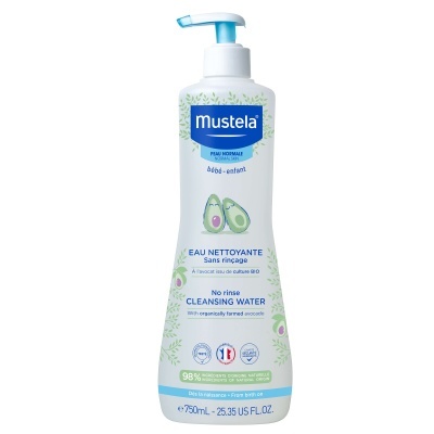 Garrafa com produto Mustela para pele normal de bebés com design de abacate.