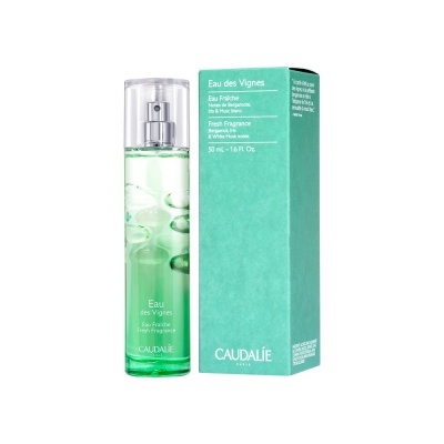 Frasco verde com spray e caixa verde da fragrância Eau des Vignes da Caudalie