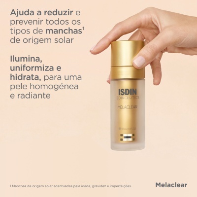 Mão segurando frasco dourado ISDIN Melaclear com texto explicativo ao lado