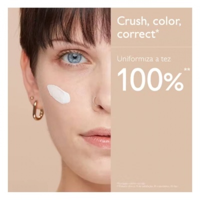 Rosto de mulher com creme branco aplicado na bochecha e texto promocional sobre uniformizar a tez