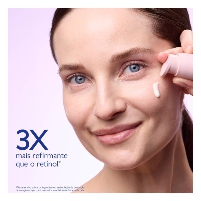 Mulher a aplicar creme facial com doseador cor-de-rosa e texto promocional em português