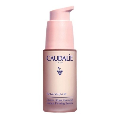 Frasco cor-de-rosa com doseador do sérum firmador instantâneo Resveratrol-Lift da Caudalie