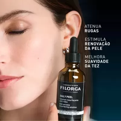 Frasco de sérum facial Filorga Daily Peel ao lado do rosto de mulher com pele clara.