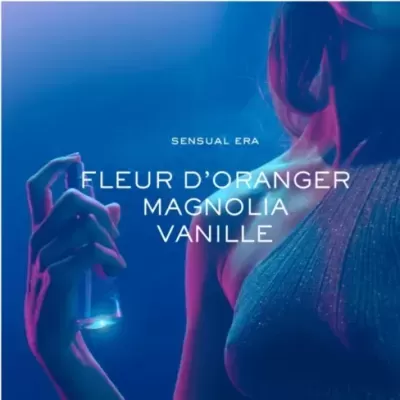 Pessoa segurando frasco de perfume translúcido com líquido azul e texto promocional sobreposto