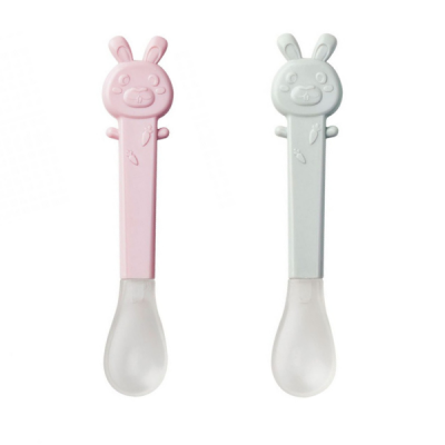 Duas colheres para bebé com figura de coelho em plástico rosa e branco e colher em silicone transparente