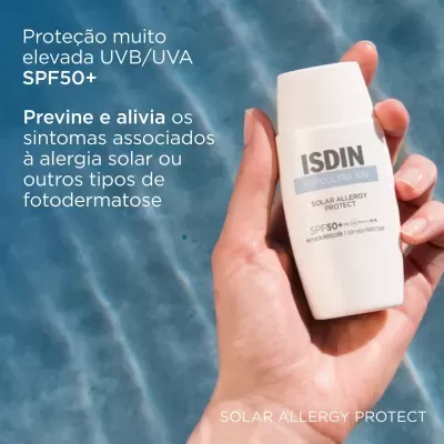 Frasco branco ISDIN Solar Allergy Protect com texto promocional em português e fundo azul