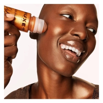 Pessoa a aplicar desodorizante LUXE, embalagem laranja