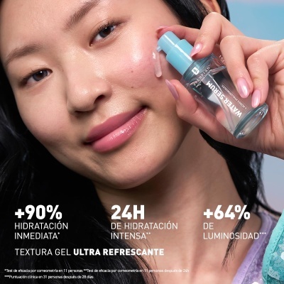 Frasco de sérum em gel transparente com pump azul claro próximo ao rosto de mulher