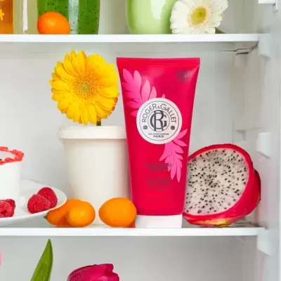 Frigorífico com vários alimentos frescos e creme rosa Roger & Gallet