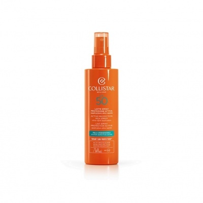 Frasco spray laranja de proteção solar Collistar SPF 50 sobre fundo branco