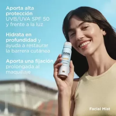 Mulher segurando frasco de spray ISDIN Facial Mist com texto sobre proteção UV