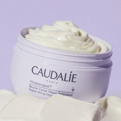 Pote aberto de creme corporal vegan Caudalie Vinotherapist com textura cremosa
