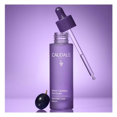 Frasco roxo fosco de sérum anti queda de cabelo CAUDALÍE com conta-gotas