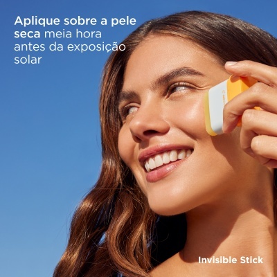 Mulher aplicando stick cosmético no rosto com instruções em português