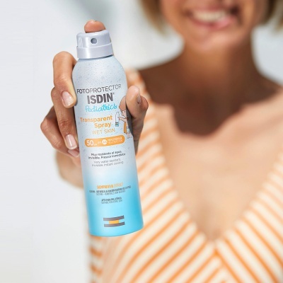 Frasco de fotoprotetor ISDIN Pediatrics Transparent Spray FPS 50+