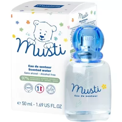 Frasco de água perfumada Musti com tampa azul e caixa branca decorada com urso e flores.