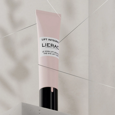 Tubo rosa de creme Lift Integral Lierac com tampa preta sobre superfície cinzenta