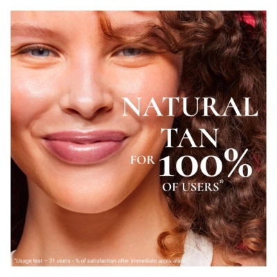 Rosto de mulher com cabelo encaracolado e texto 'NATURAL TAN FOR 100% OF USERS*'