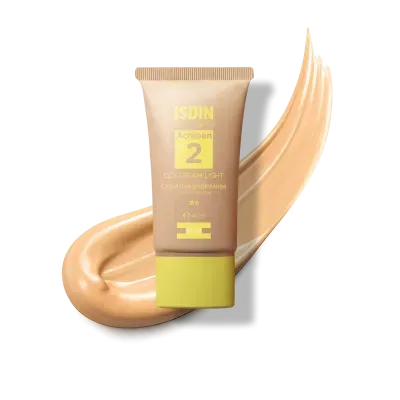 Tubo de creme facial ISDIN com tampa verde e amostra do creme bege claro