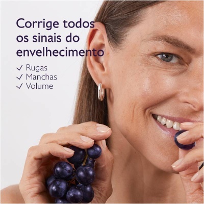 Mulher segurando uvas pretas com texto sobre sinais de envelhecimento