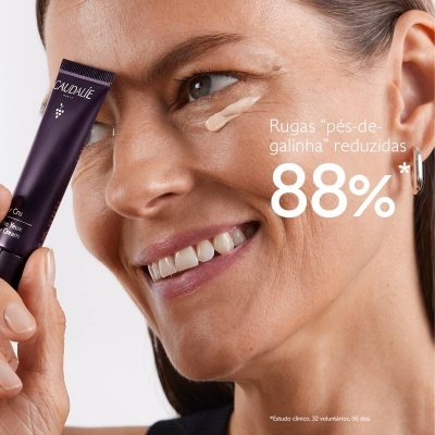 Mulher a aplicar creme facial Caudalie com texto sobre redução de rugas
