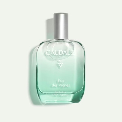 Frasco verde claro com texto CAUDALIE PARIS e outras inscrições em fundo branco